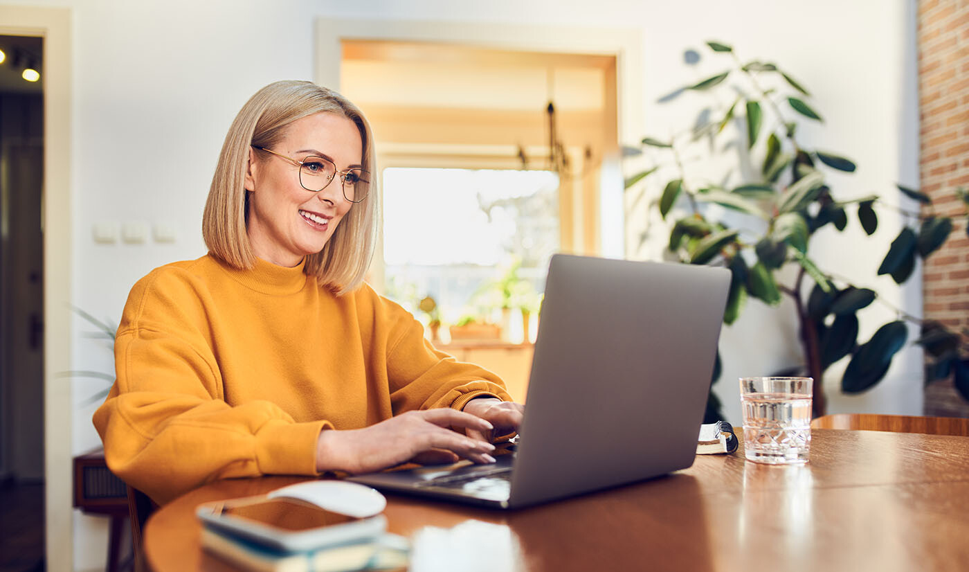 Frau im Homeoffice Frau, die im Homeoffice arbeitet