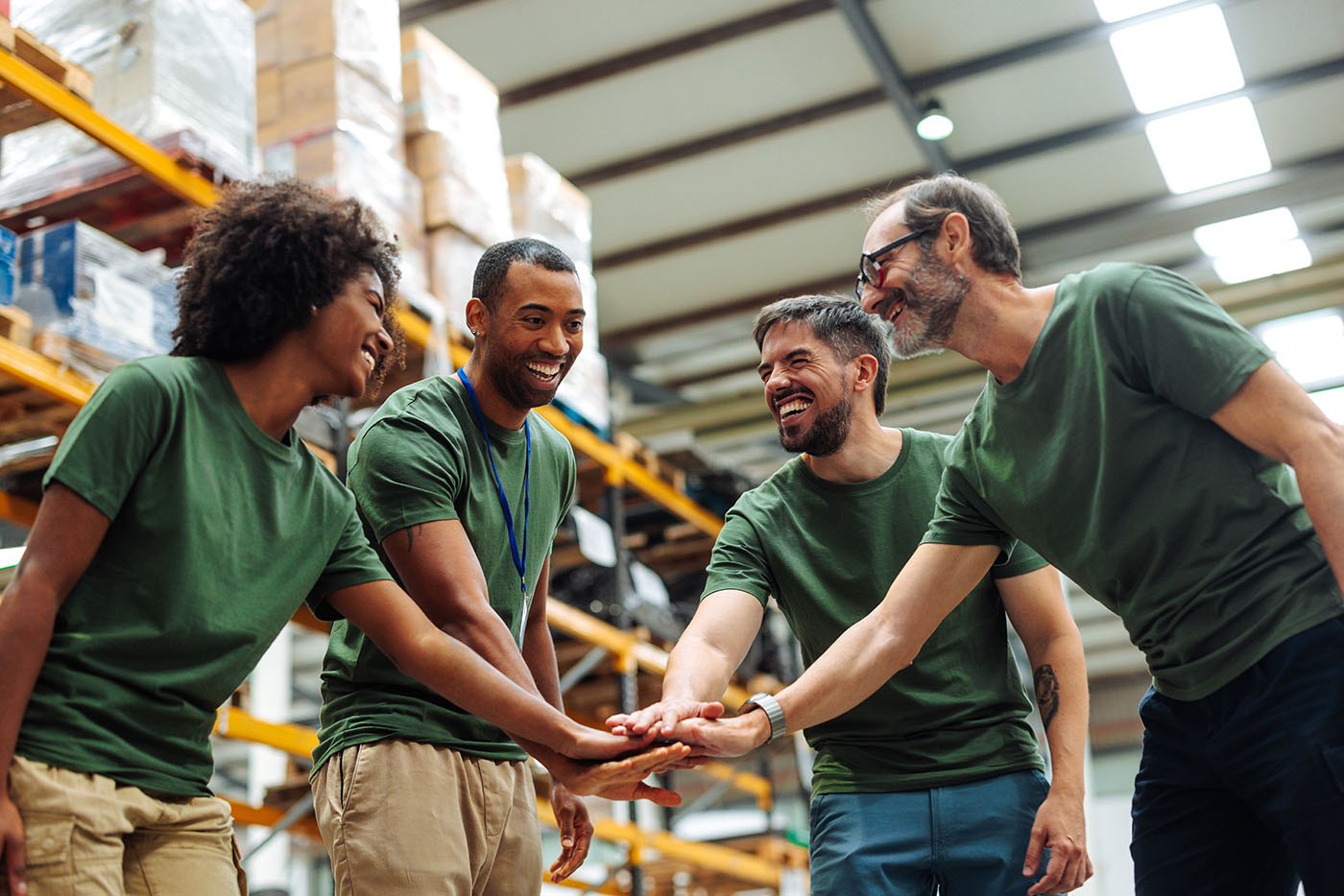 Gruppe von Kollegen im Lager