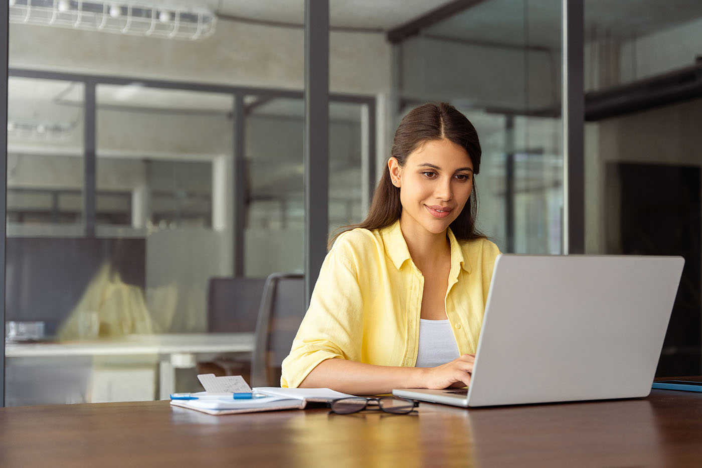 Frau im Büro am Laptop