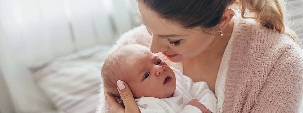 Frau mit einem Neugeborenen